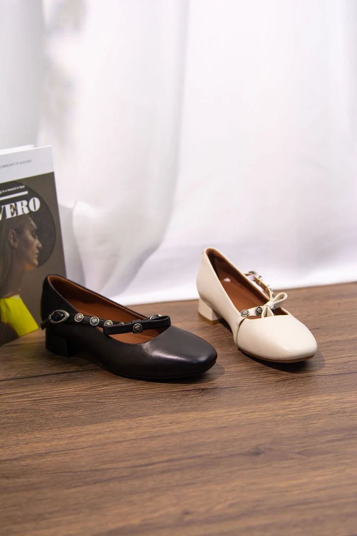 2024年秋季爆款3.5CM时尚休闲水晶链扣舒适百搭手工真皮女鞋