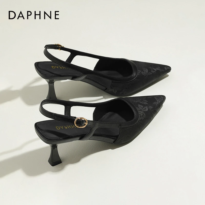 达芙妮黑色高跟鞋女夏2025年新款仙女风高级感一字带细跟包头凉鞋