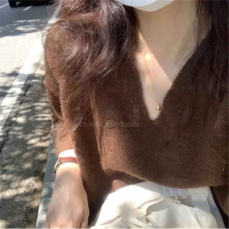 嫣奢咖色v领套头毛衣女秋冬韩版软糯浣熊绒打底针织衫上衣设计感