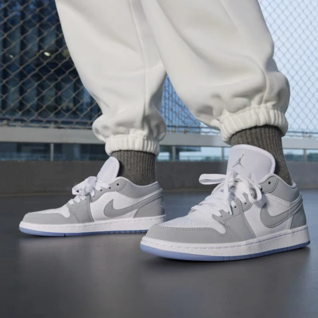 NIKE/耐克女子AJ1运动篮球鞋刺绣低帮白灰板鞋DC0774105#AH