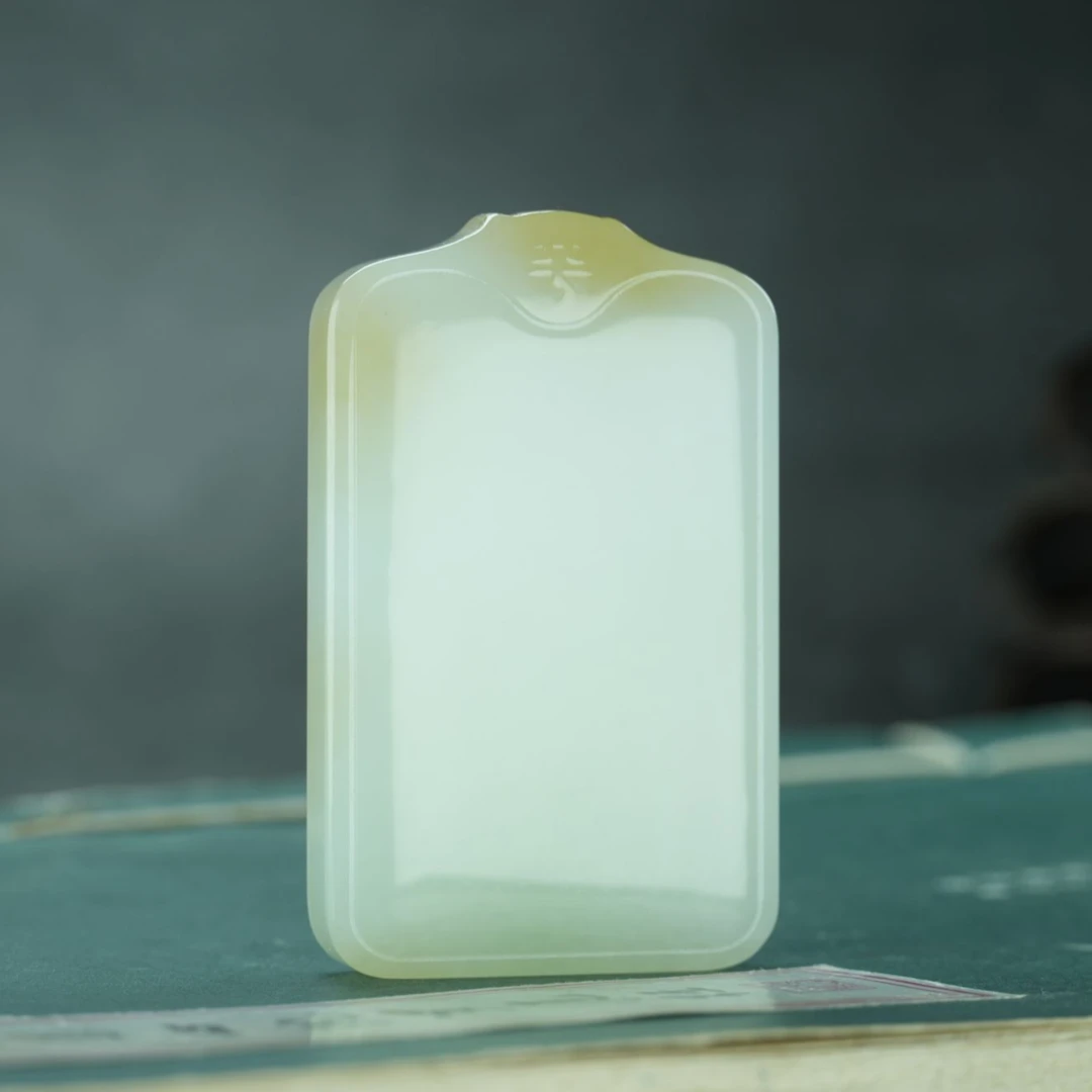 【人之初臻品】新疆和田玉羊脂白玉带糖俏色平安牌温润细腻精品吊坠