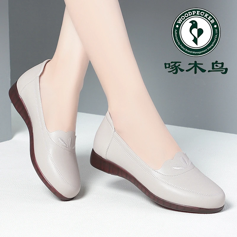 啄木鸟牛筋底妈妈鞋春秋款新款软皮软底单鞋中老年鞋舒适平底皮鞋
