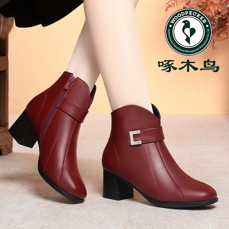 啄木鸟妈妈鞋秋冬新款女棉鞋酒红中老年加绒皮鞋中跟短靴时装靴子
