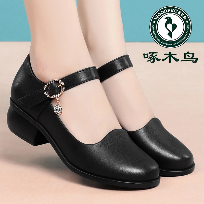 啄木鸟软底妈妈鞋春秋款新款皮鞋中老年软皮女鞋子舒适一字扣单鞋