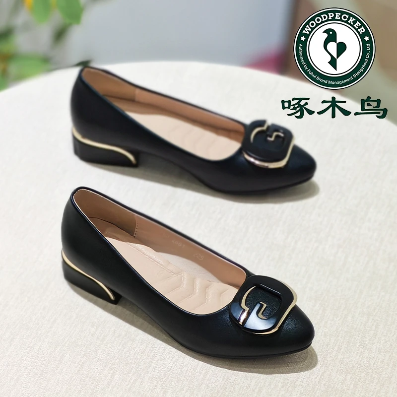 啄木鸟春秋季女鞋软皮百搭皮鞋中跟浅口方扣单鞋粗跟中年妈妈鞋子