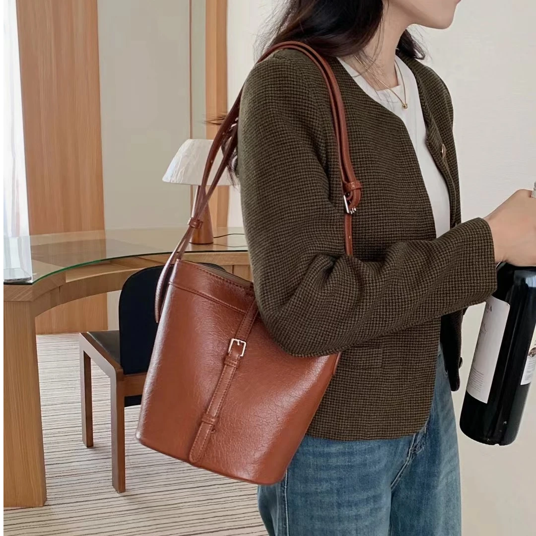 七七 韩系ins高级感手提单肩水桶包2024秋冬款小众时尚百搭斜挎包