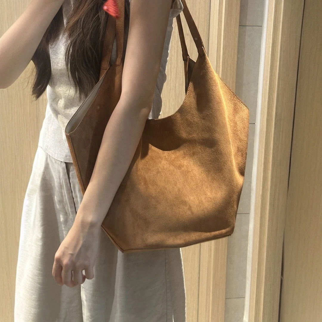 七七 韩系新款麂皮绒单肩包女2024秋冬新款大容量软皮通勤水桶包