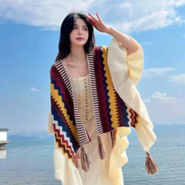 云南丽江民族风斗篷披肩女士针织开衫外搭木耳边时尚穿搭保暖围巾