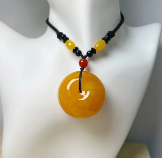 w043 藏族精工雕刻精美红糖色平安扣吊坠