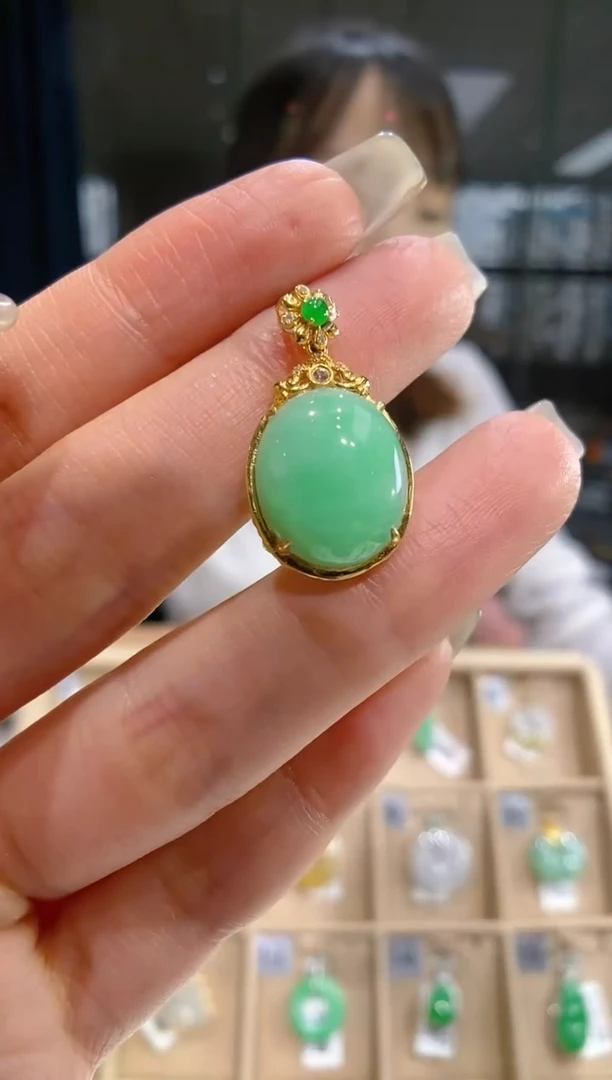 【闪购商品】翡翠吊坠(不含链)18K金镶嵌蛋面