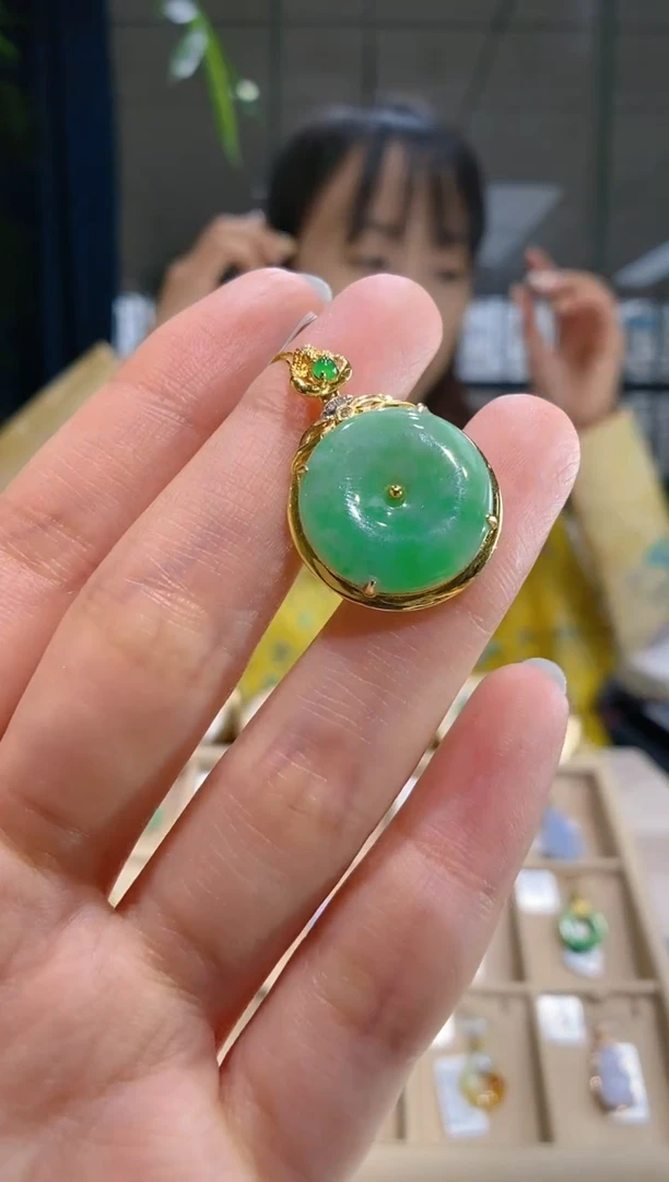 【闪购商品】翡翠吊坠(不含链)18K金镶嵌平安扣