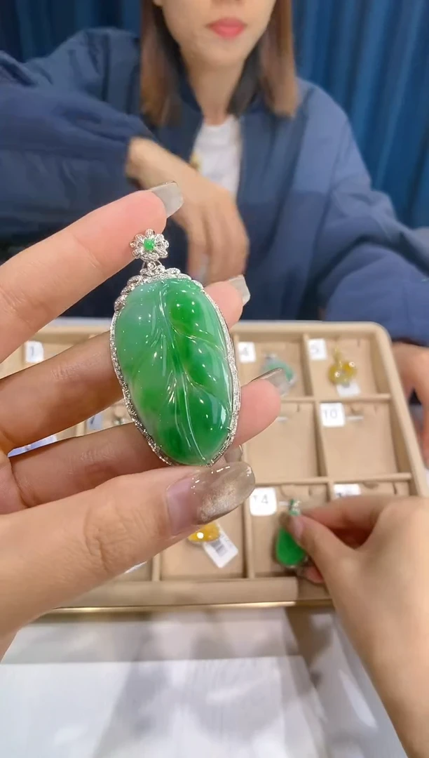 【闪购商品】翡翠吊坠(不含链)18K金镶嵌叶子