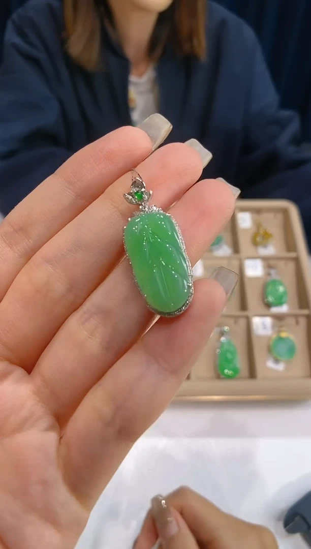 【闪购商品】翡翠吊坠(不含链)18K金镶嵌叶子