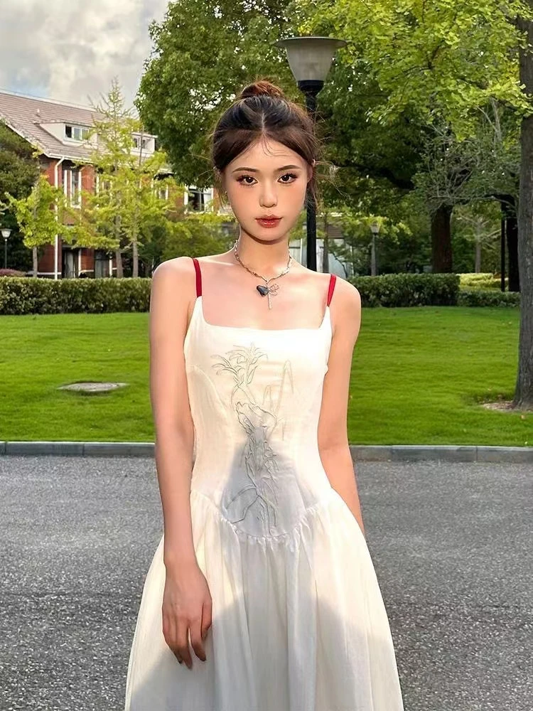 新中式国风刺绣露背吊带连衣裙女夏季新款风优雅收腰显瘦长裙9028
