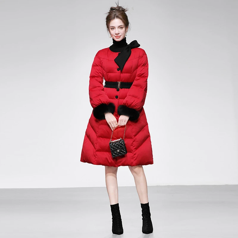 妮-冬季都市蝴蝶结圆领红黑撞色收腰毛毛羽绒服气质优雅GC34755