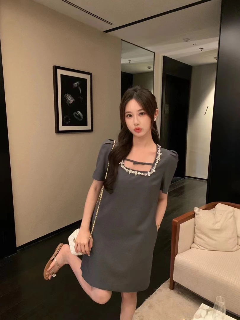 显瘦领口带钻连衣裙夏季