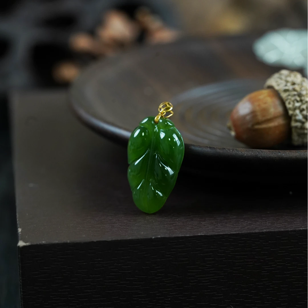 【石缘居珠宝】18K金镶嵌和田玉碧玉佩戴时尚精致款叶子吊坠 C6-8