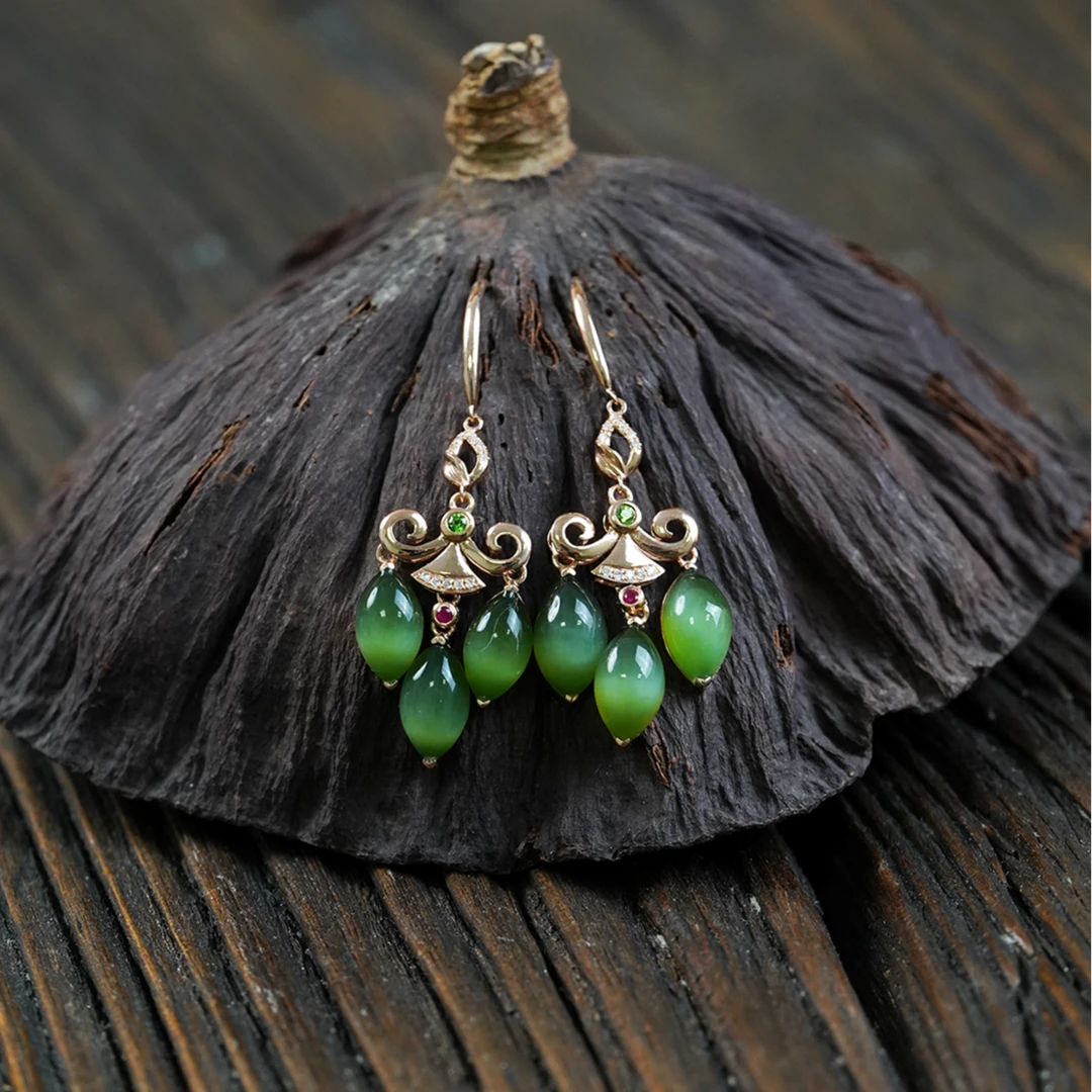 【石缘居珠宝】18K镶嵌和田玉碧玉佩戴时尚个性款猫眼耳钩 C58-276