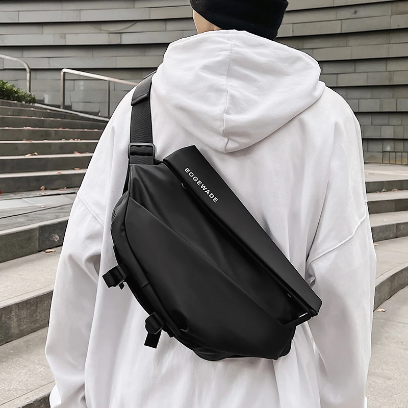 2024新款单肩包男士斜挎包轻便休闲通勤包男款胸包潮流百搭机车包