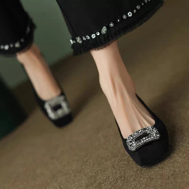 茱茱家全新升级轻奢羊猄绒真皮粗跟软底百搭镶钻方头法式爆款跟鞋