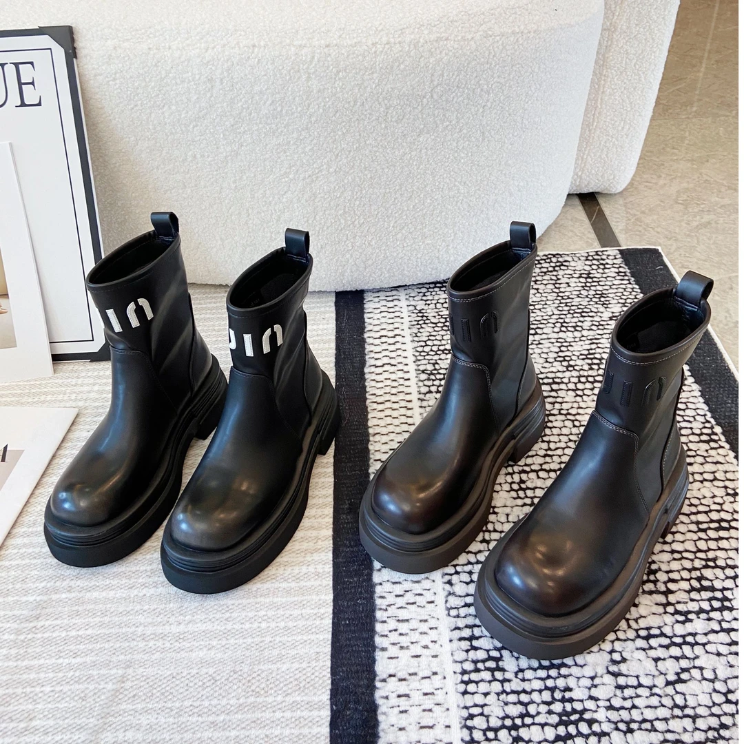 2024秋季欧货新款百搭休闲弹力烟筒靴字母靴圆头增高显瘦马丁靴潮