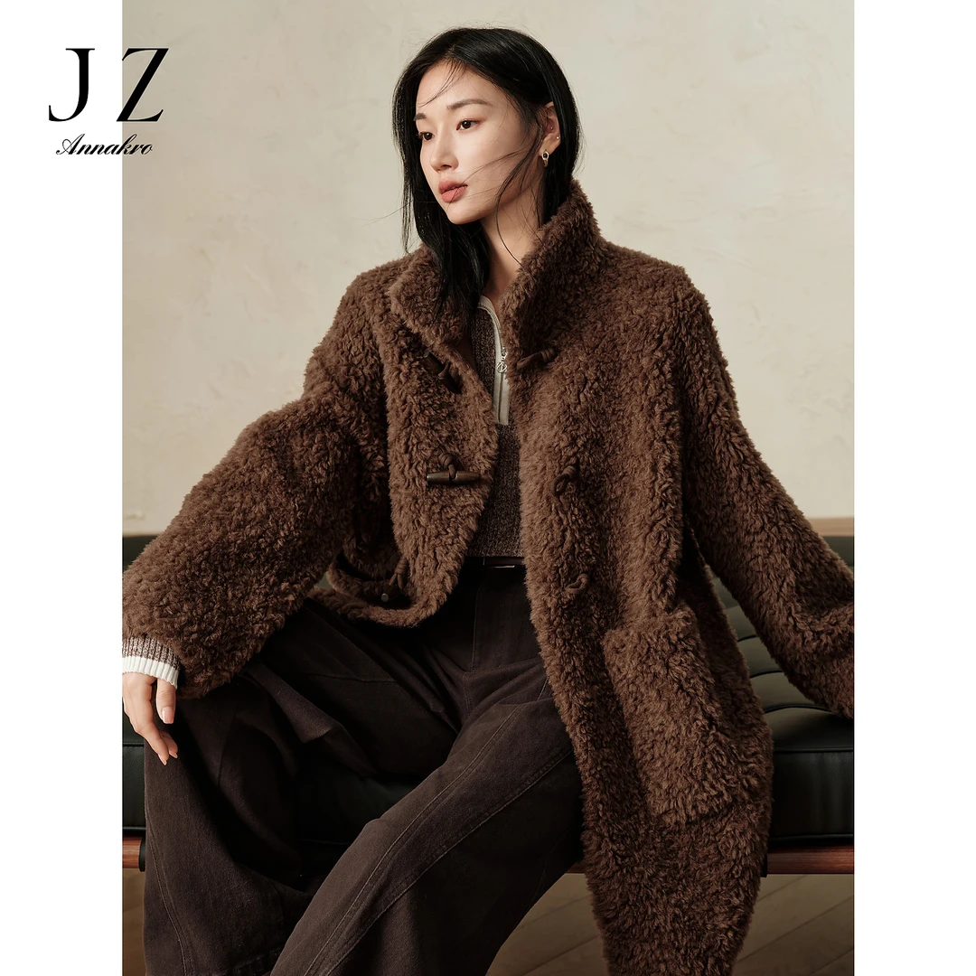 玖姿安娜蔻JTED02112复古学院风羊角扣羊剪绒中长大衣女2024冬