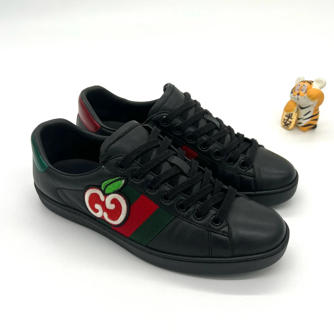 GUCCI 古驰/黑色皮面苹果刺绣系带经典板鞋 红绿鸳鸯尾/97新/39码