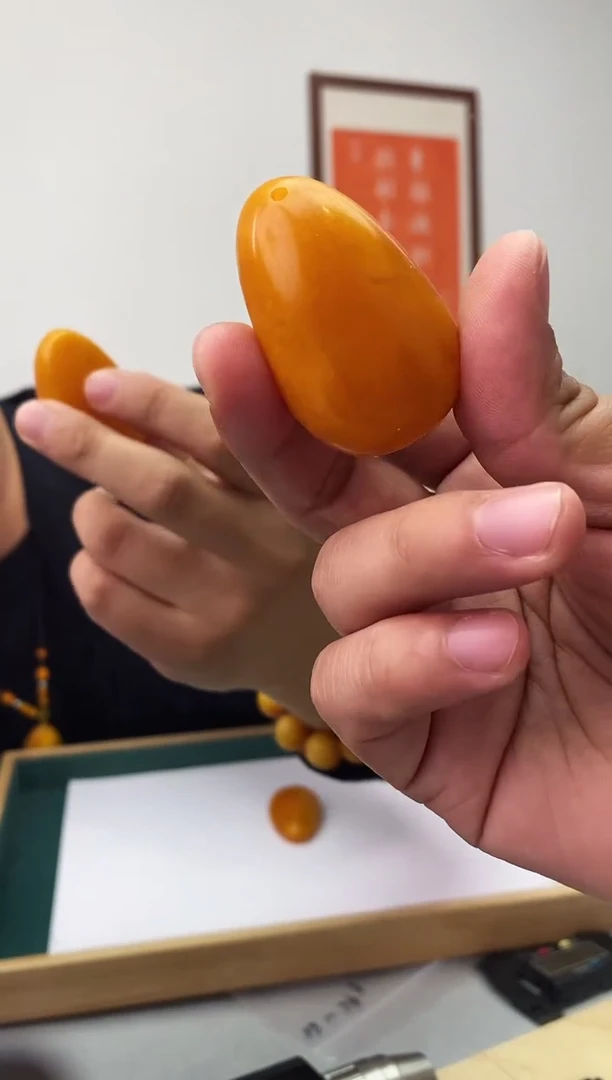 【闪购商品】蜜蜡珠宝奇石未镶嵌假一罚十微瑕随机多样性一件赠绳