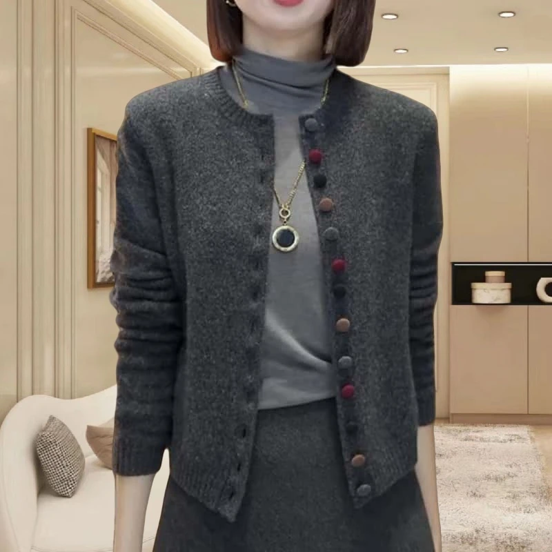 2024冬季时尚彩扣圆领针织开衫宽松气质长袖女士休闲百搭上衣纯色