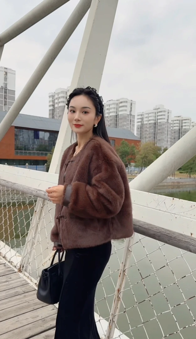小芷皮毛一体外套女冬季短款圆领时尚休闲气质