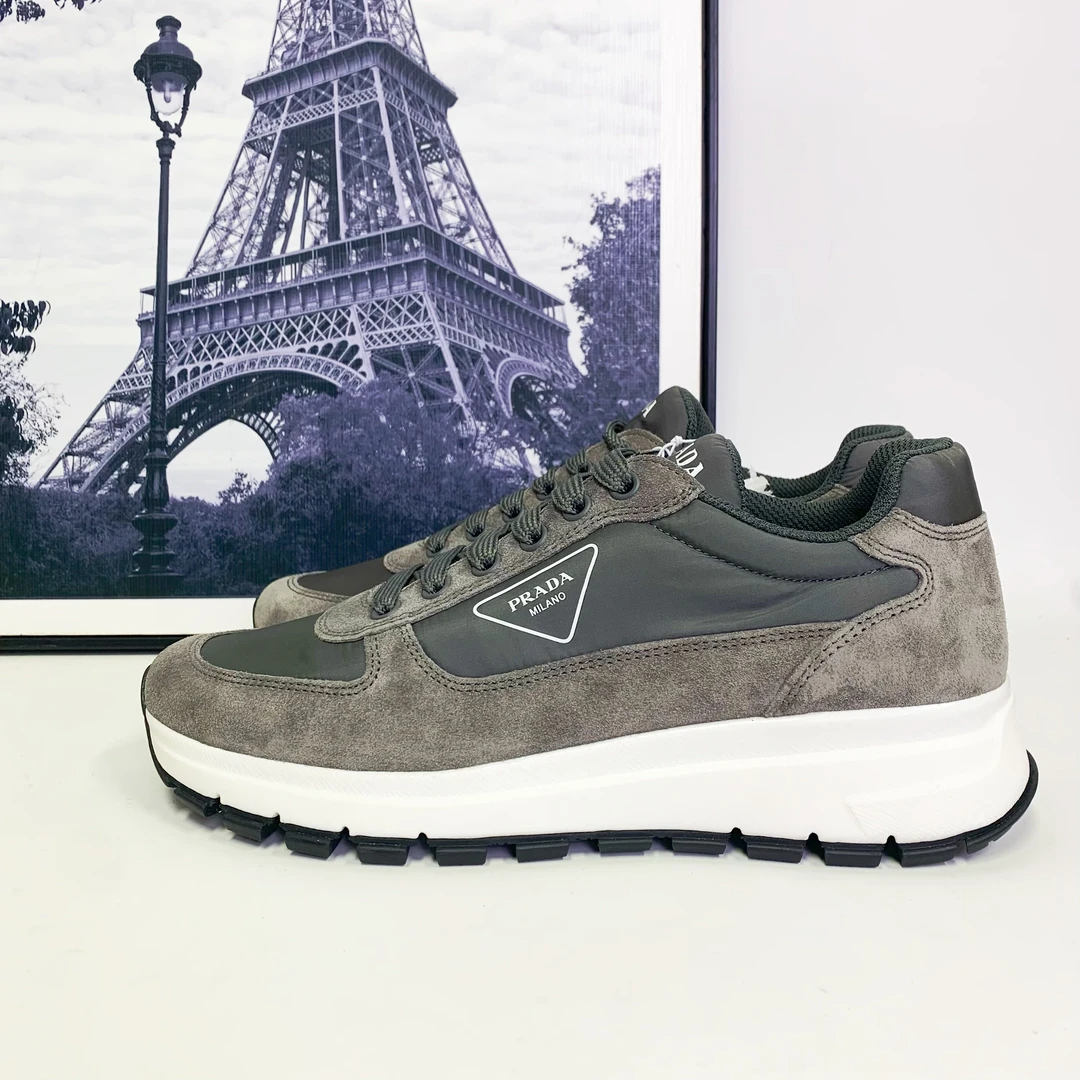 全新未使用 Prada/普拉达 普拉达灰色尼龙倒三角标侧标运动鞋