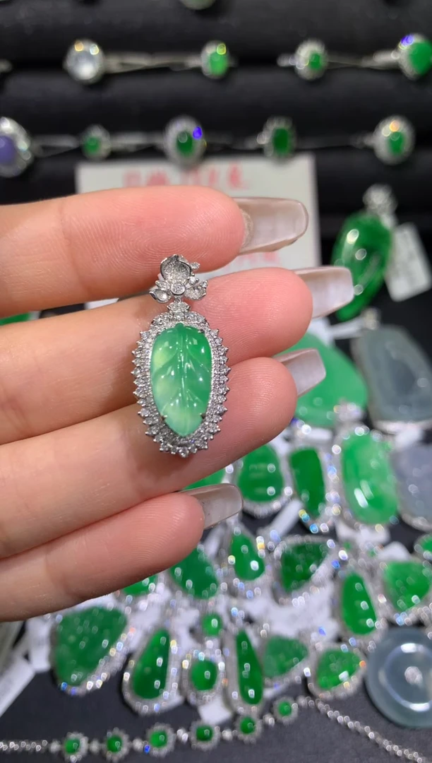 【闪购商品】翡翠吊坠(不含链)18K金镶嵌叶子