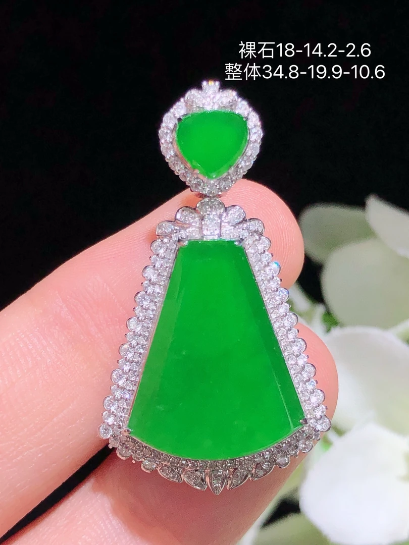 天然缅料翡翠A货 高冰正阳绿无事牌吊坠 18K金镶钻