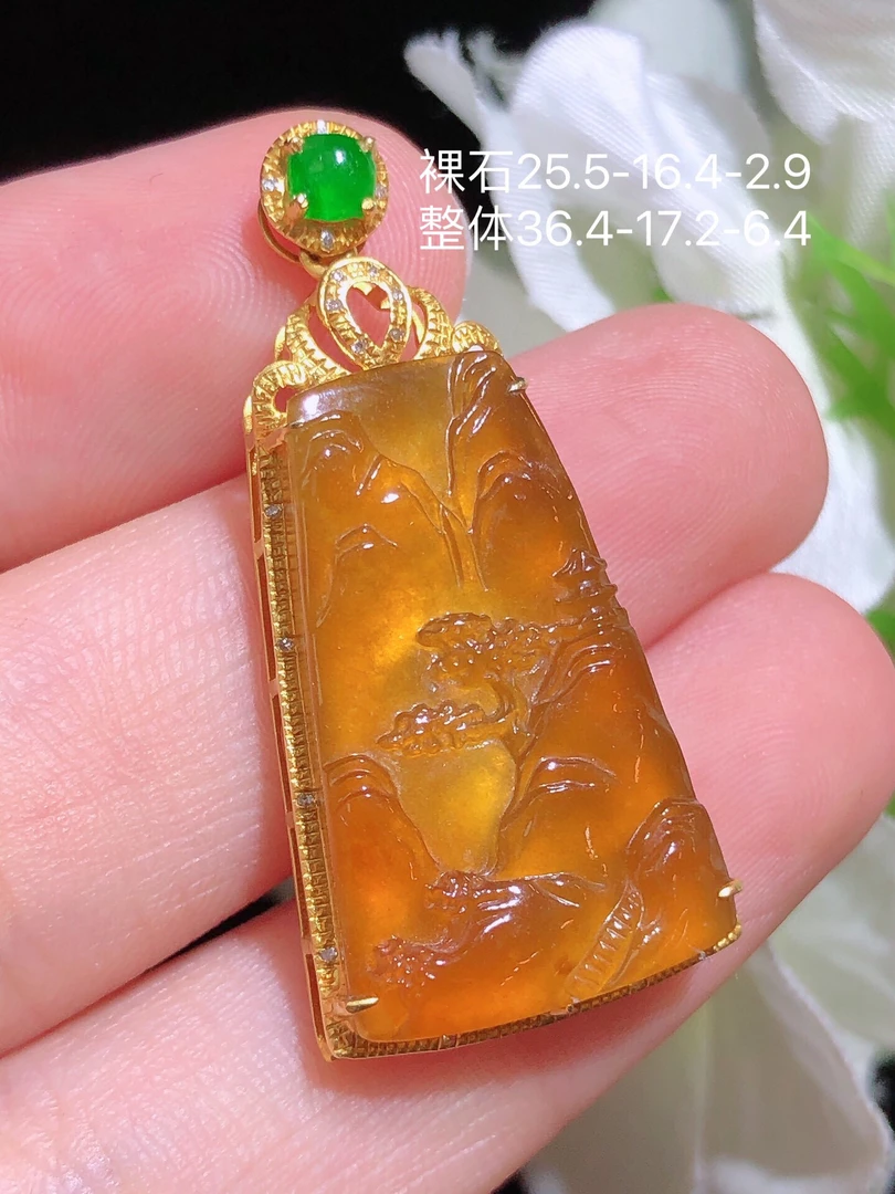 天然翡翠A货 蜜糖黄山水牌吊坠 18k真金镶钻雕刻精美气质黄色百搭