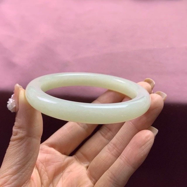 和田玉59圈口青白色手镯，59圈口和田玉手镯