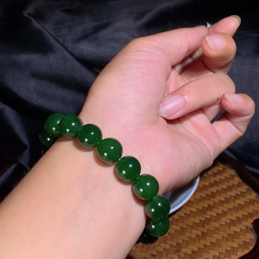 和田玉菠菜绿俄罗斯碧玉圆珠手串。下架有延迟，下单请咨询