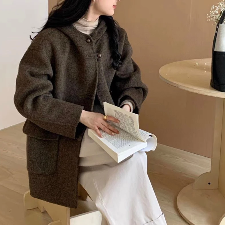 货号8538--连帽纽扣款宽松毛呢外套