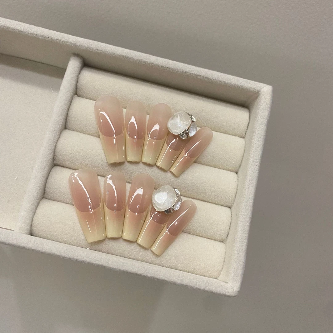 奶黄包纯手工穿戴甲奶黄色法式显白高级款纯欲温柔风美甲贴片
