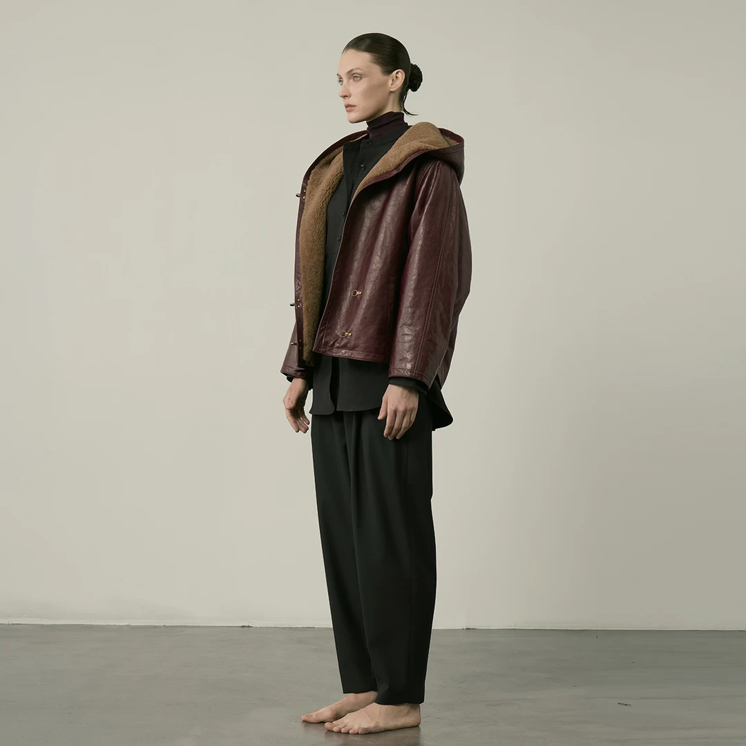 AP洛哥441016PW【黑标系列/时光印记】蜡感羊皮连帽做旧酒红色外套