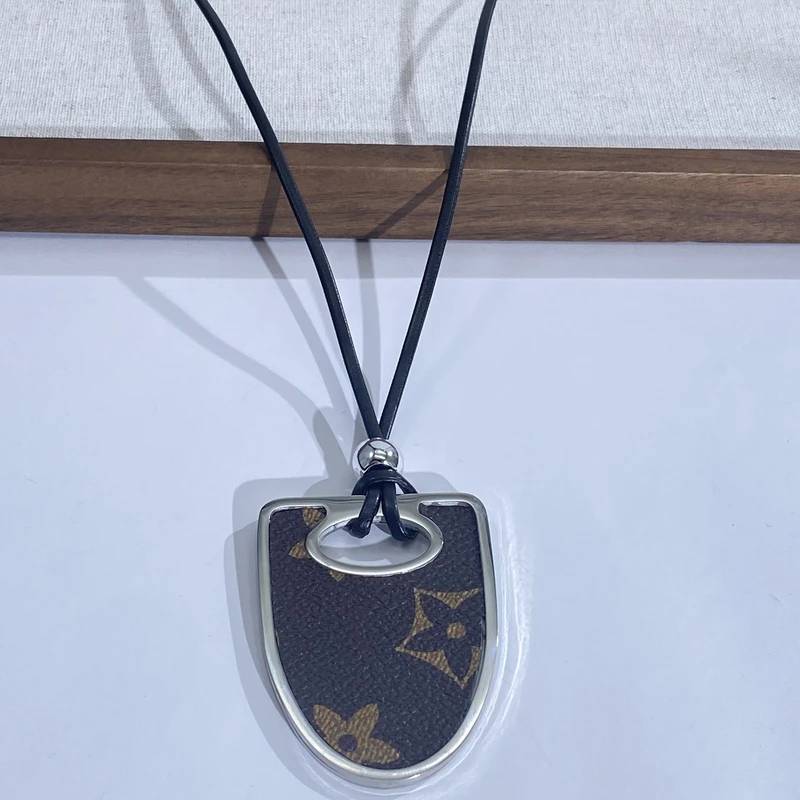 铜合金皮质项链 04352大淇原创简约风黑皮绳U形盾牌小众百搭项链