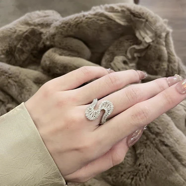 铜合金合成锆石戒指 01923小众设计轻奢高级S形微镶白锆开口戒指