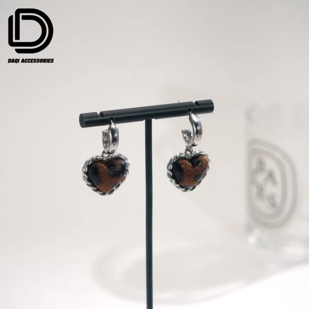 铜合金耳饰 03907大淇原创甜酷风黑棕拼色爱心简约百搭耳环