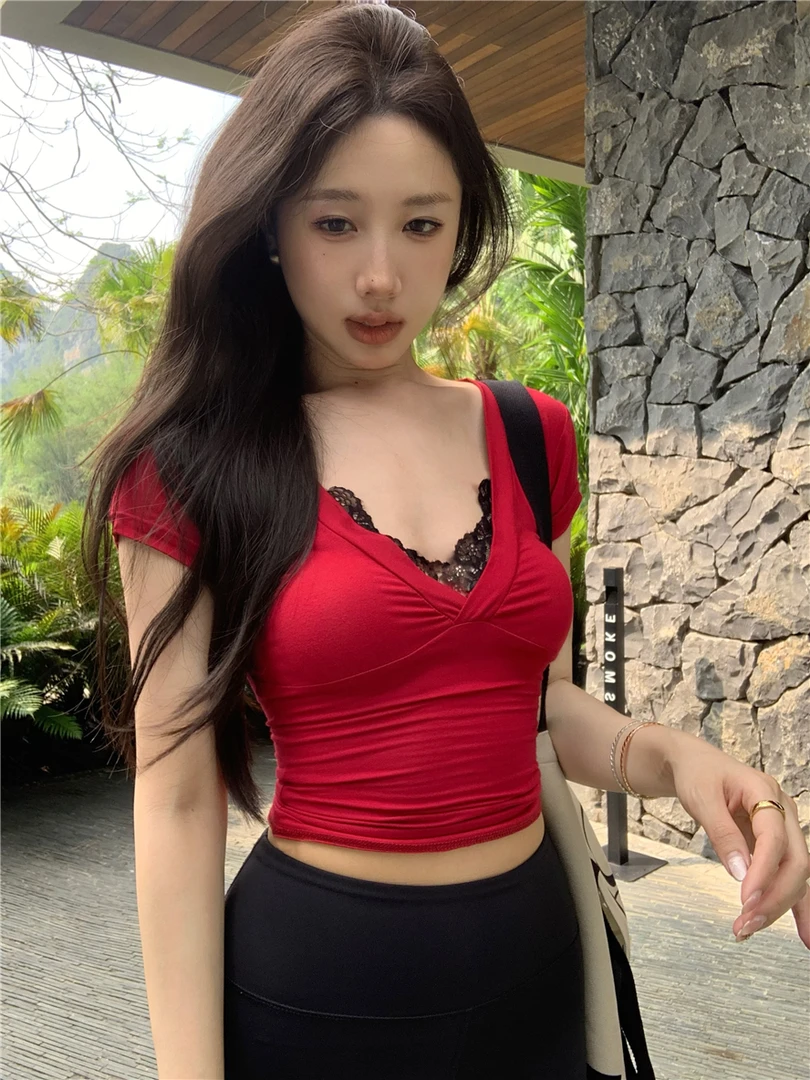 性感纯欲蕾丝拼接v领短袖t恤女夏季新款修身显瘦别致短款正肩上衣