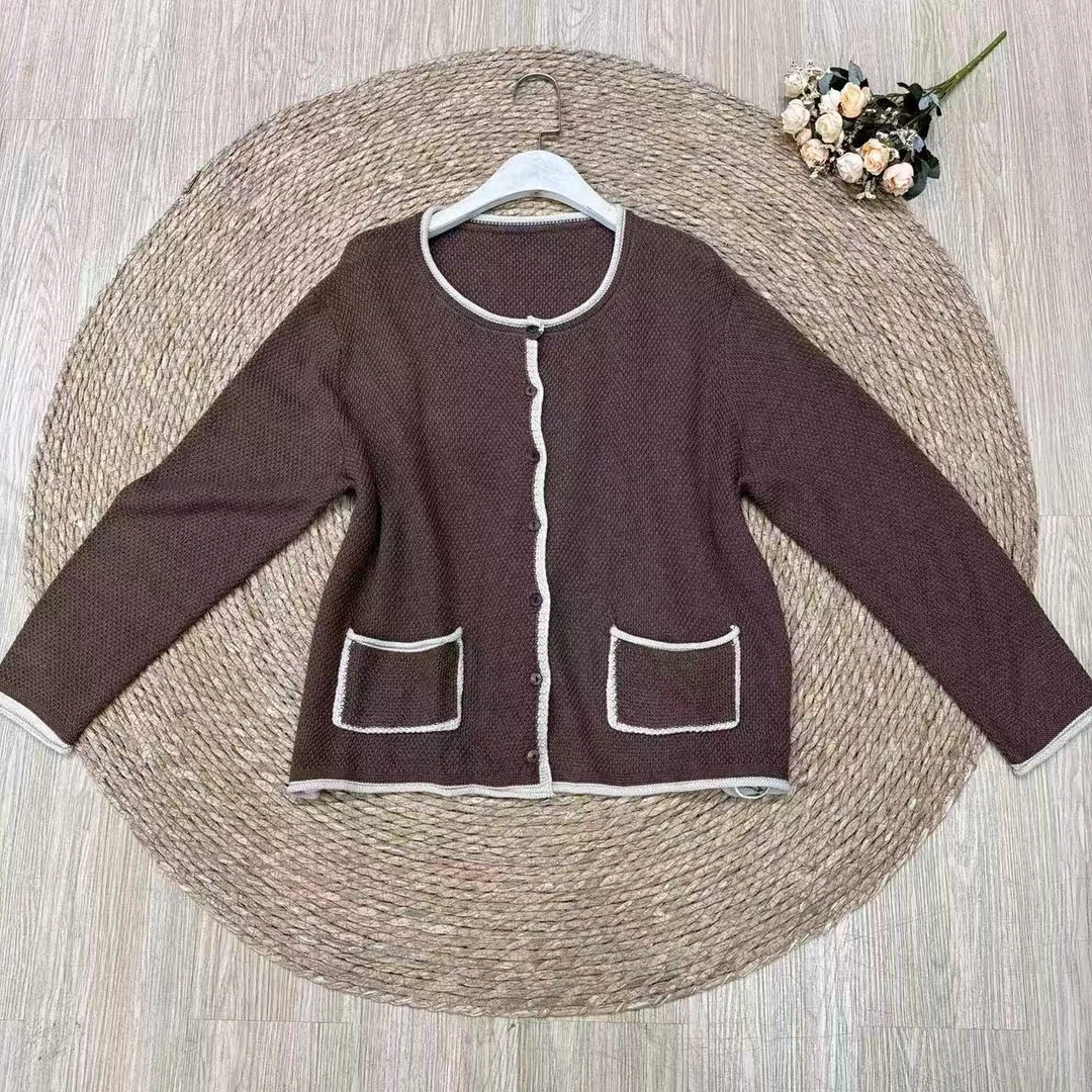 2024艺棉棉秋冬新款圆领拼色时尚洋气网红款针织毛衣短款开衫5085