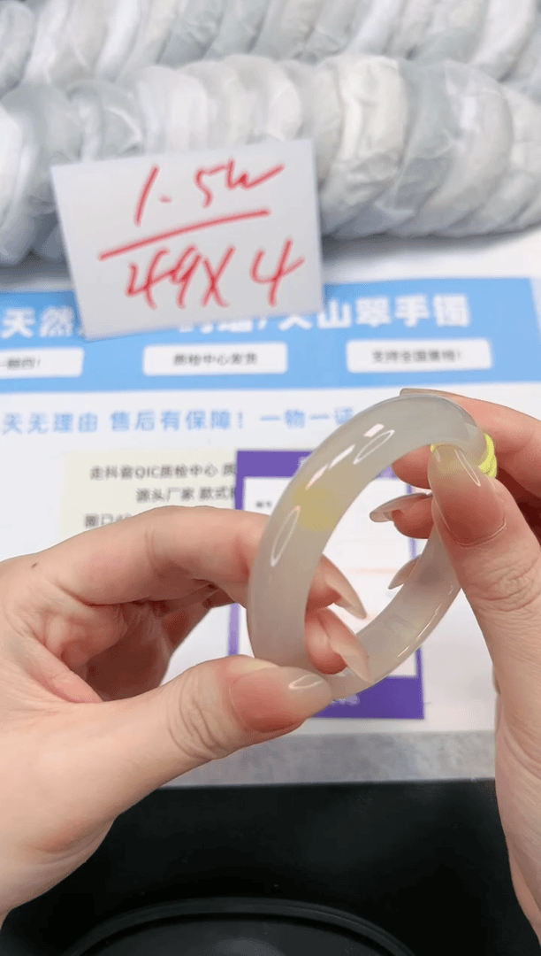 【闪购商品】石英质玉手镯未镶嵌116-54香槟