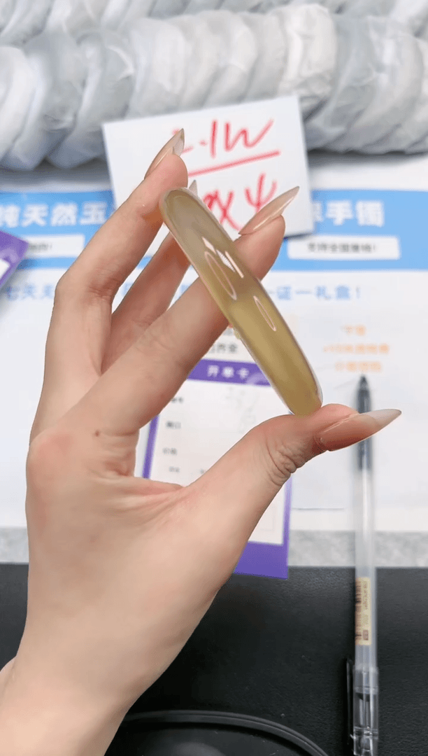 【闪购商品】石英质玉手镯未镶嵌231-60香槟