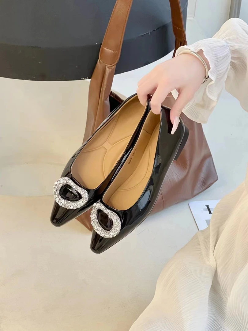 051 尖头环形水钻气质时尚高端平底鞋女2024软底洋气  A41251 *