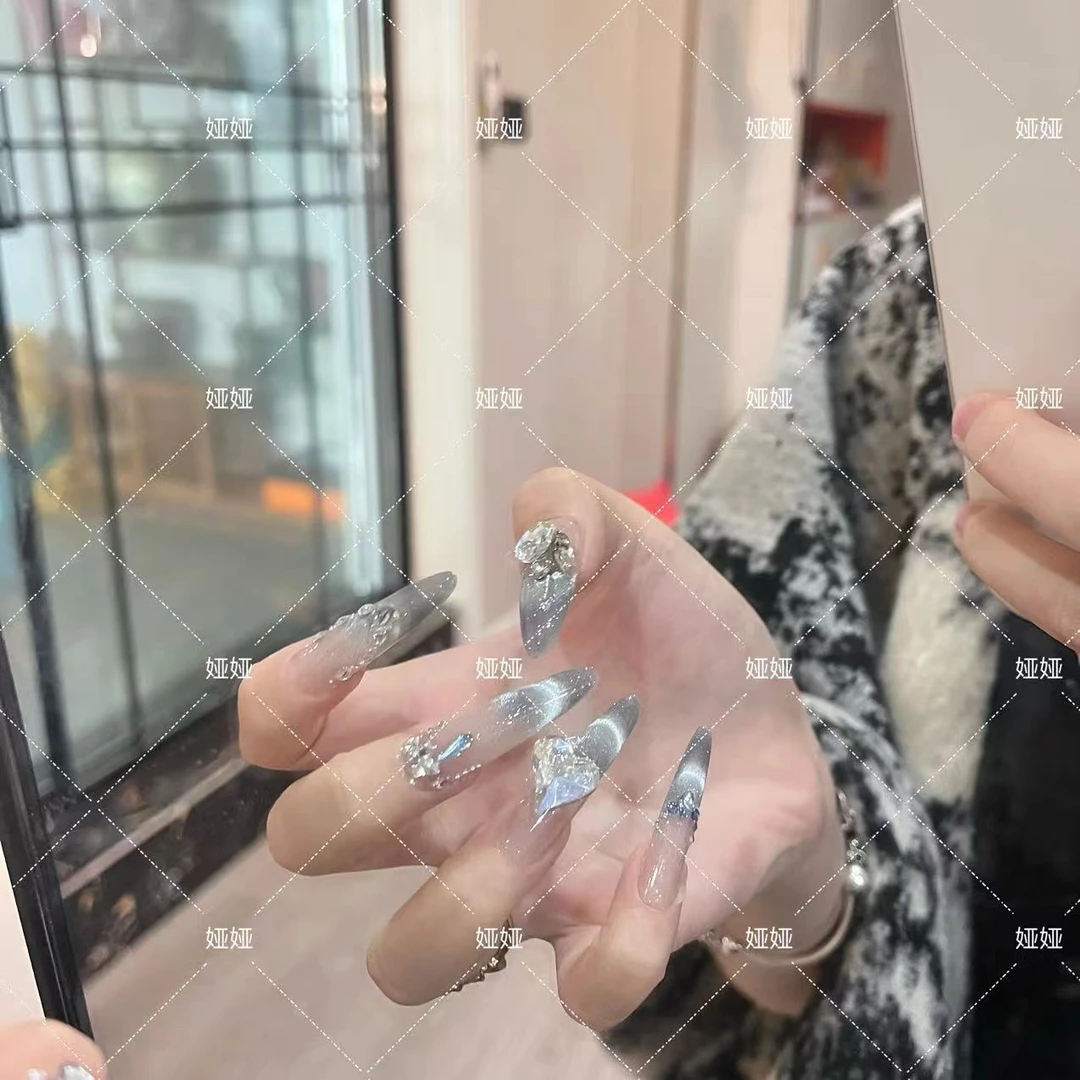 娅娅纯手工精品钻浅蓝微笑法式猫眼气质轻奢高级氛围歪心钻穿戴甲