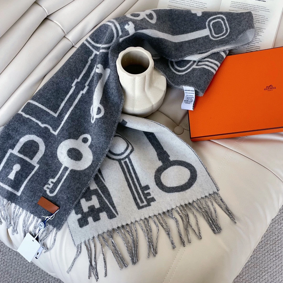全新未使用 Hermes/爱马仕 灰色100%羊绒围巾30*160盒子JM2-7099
