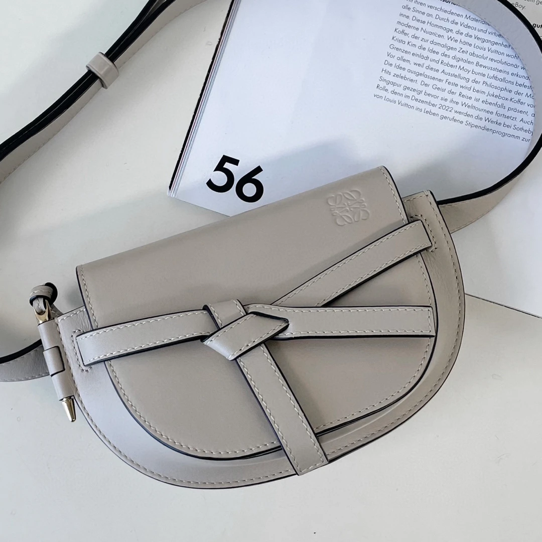 99新 LOEWE/罗意威 沙色 mini gate 斜挎包 JM12-0662